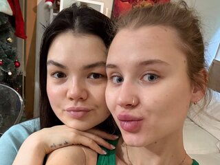 ScarlettAndBenit webcam